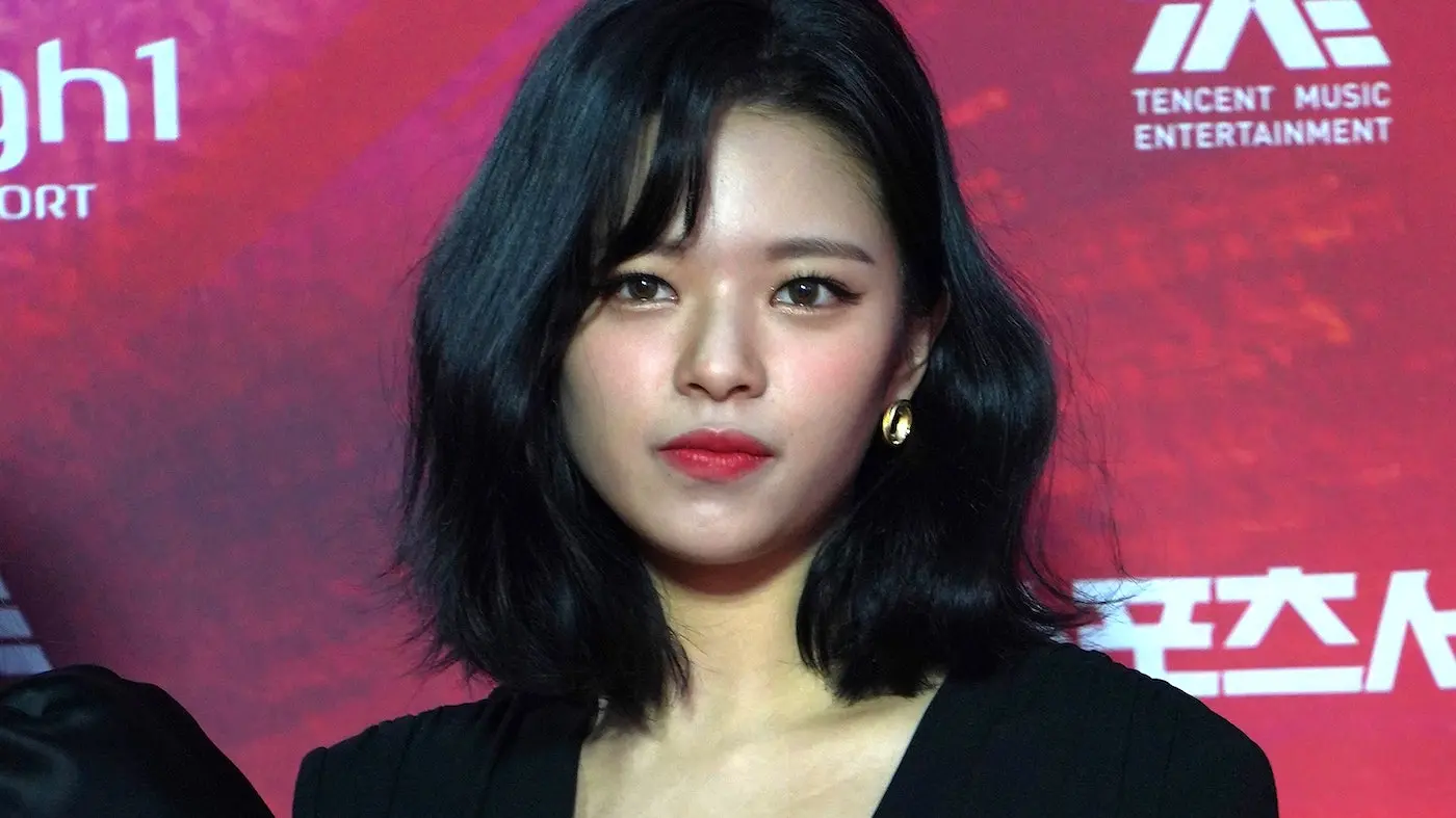 Jeongyeon Short Hair